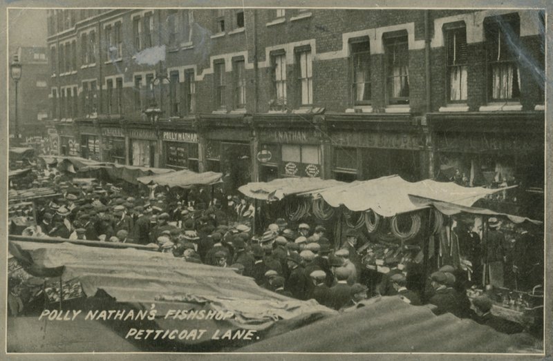 Polly Nathans fiskebutik, Petticoat Lane, London af English Photographer