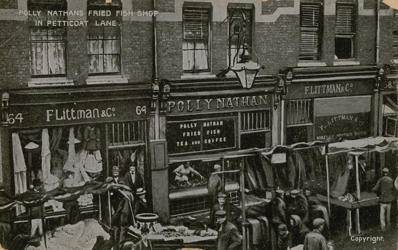 Polly Nathans Fried Fish Shop, Petticoat Lane, London af English Photographer