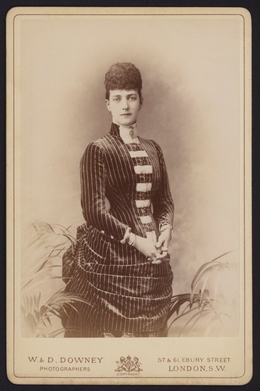 Portræt, Alexandra af Danmark, gift med prins Albert Edward, senere kong Edward VII (s/h foto) af English Photographer