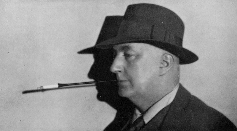 Portræt af Edgar Wallace, iført hat og rygende cigaret i holder (s/h foto) af English Photographer