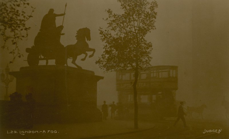Postkort med et billede af London i smog af English Photographer
