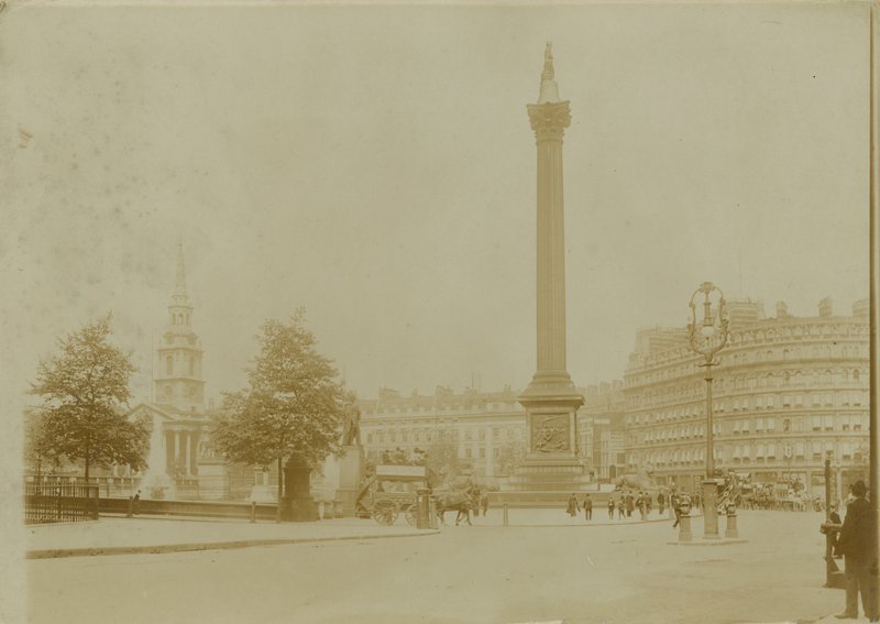 Postkort med et billede af Trafalgar Square af English Photographer