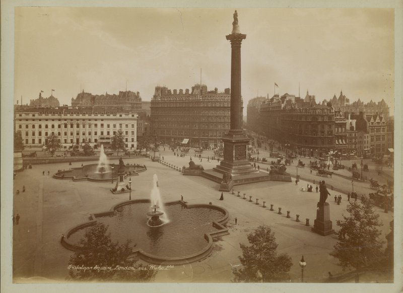 Postkort med et billede af Trafalgar Square af English Photographer