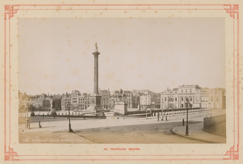 Postkort med et billede af Trafalgar Square af English Photographer