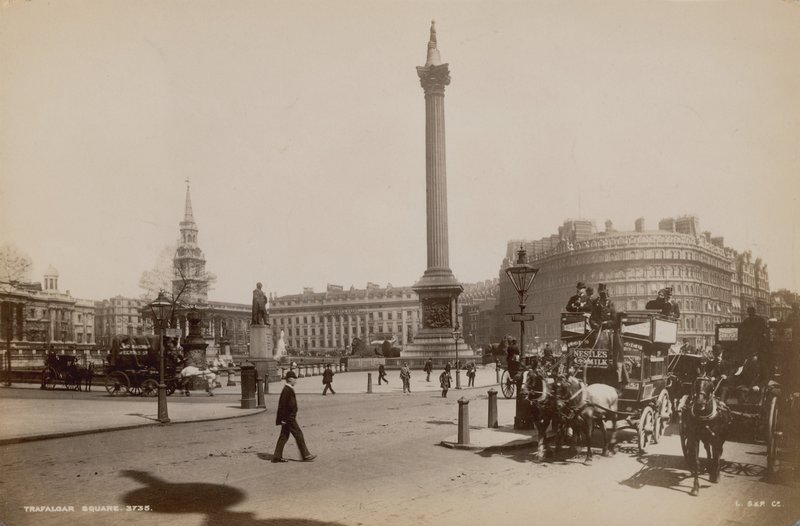 Postkort med et billede af Trafalgar Square af English Photographer