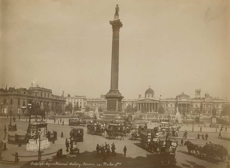 Postkort med et billede af Trafalgar Square af English Photographer