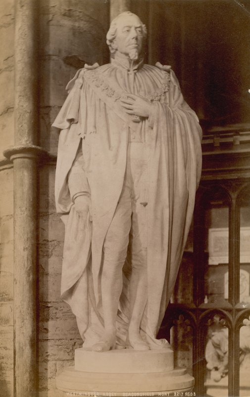 Postkort med et billede af en statue af Benjamin Disraeli af English Photographer