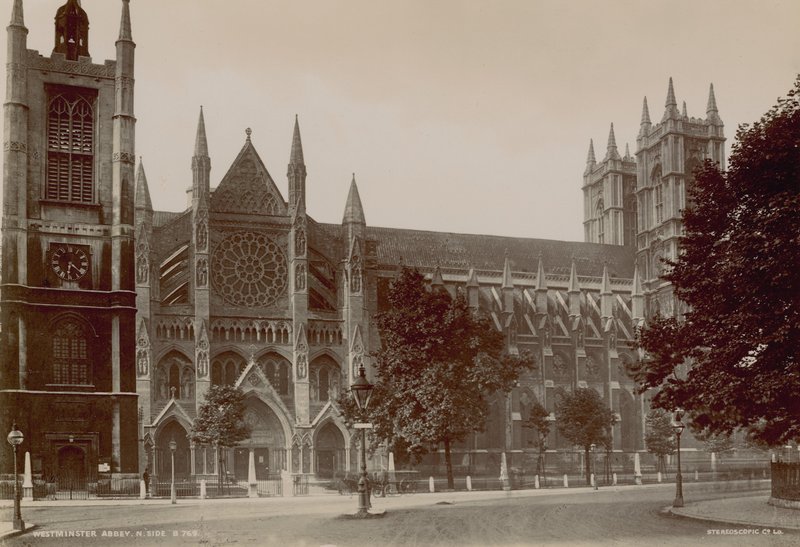 Postkort med et billede af nordsiden af Westminster Abbey af English Photographer