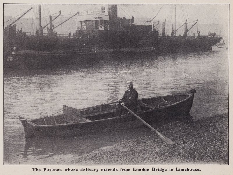 Postbud, hvis levering strækker sig fra London Bridge til Limehouse i en båd på Themsen, London (s/h foto) af English Photographer