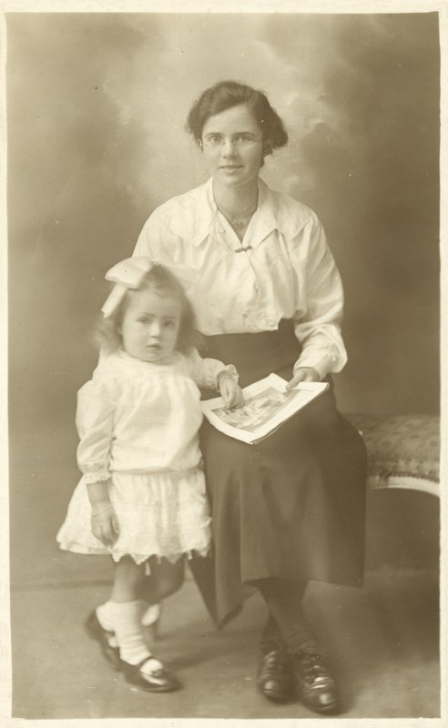 Smuk pige, mor eller guvernante, der viser billeder til et lille barn (s/h-billede) af English Photographer