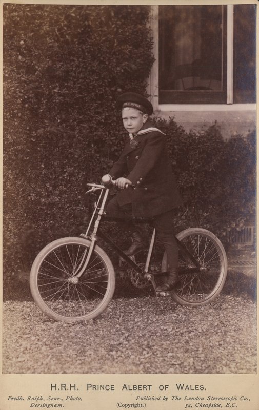 Prins Albert af Wales poserer kun på en cykel af English Photographer