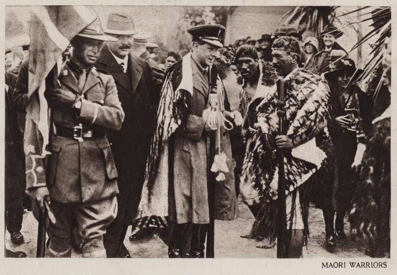 Prins af Wales med Maori-krigere, New Zealand (s/h-billede) af English Photographer