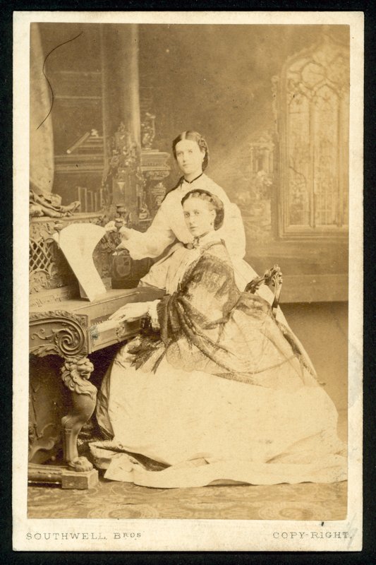Prinsesse Alexandra og prinsesse Dagmar af English Photographer