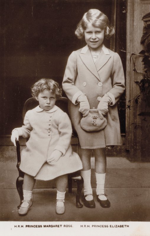 Prinsesse Elizabeth (senere dronning Elizabeth II) og prinsesse Margaret (s/h-foto) af English Photographer