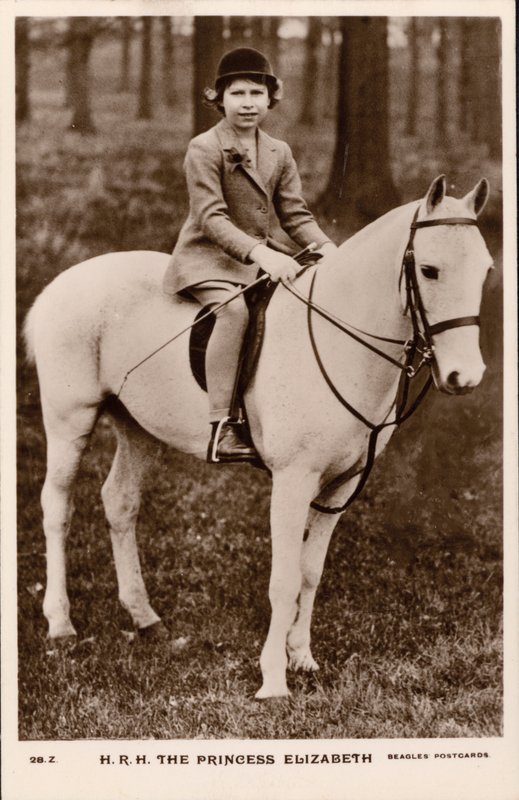Prinsesse Elizabeth (senere dronning Elizabeth II) rider på en hvid pony (s/h foto) af English Photographer