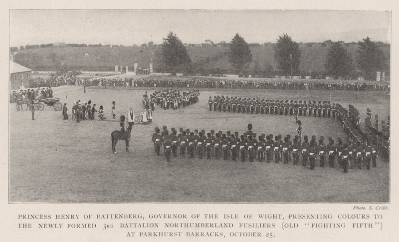 Prinsesse Henry af Battenberg, guvernør på Isle of Wight, præsenterer farver til den nydannede 3. bataljon Northumberland Fusiliers (Old Fighting Fifth) på Parkhurst Barracks, 25. oktober (bw ph) af English Photographer