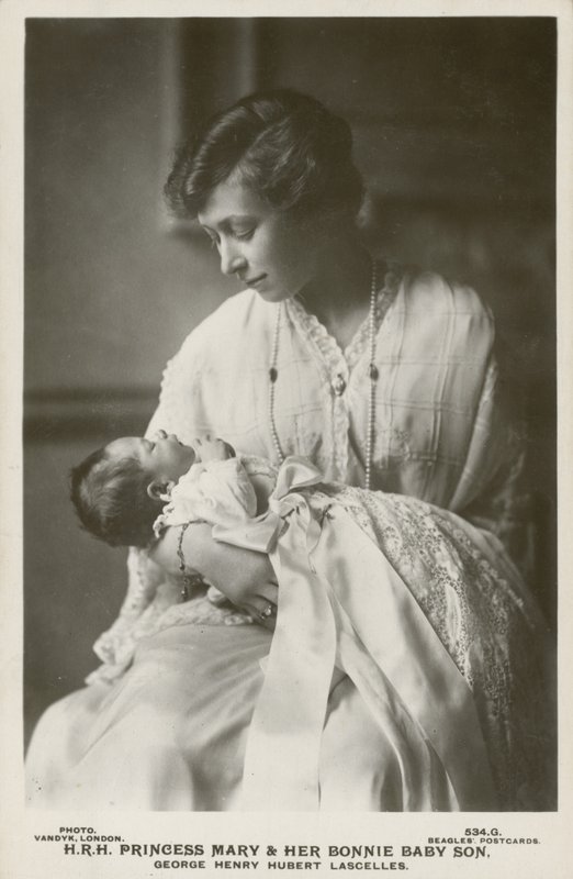 Prinsesse Mary, Viscountesse Lascelles, med sin ældste søn, George af English Photographer