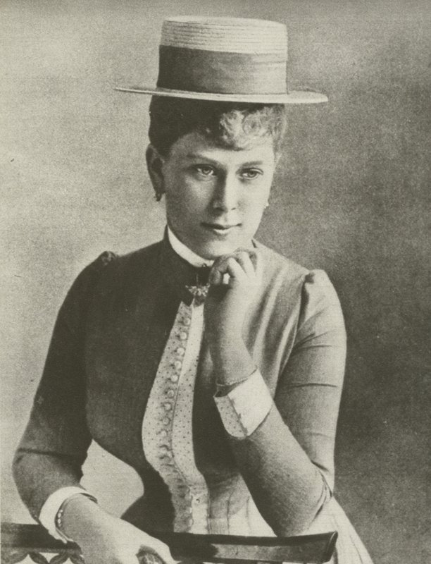 Queen Mary, 18, iført en sejler (s/h-billede) af English Photographer