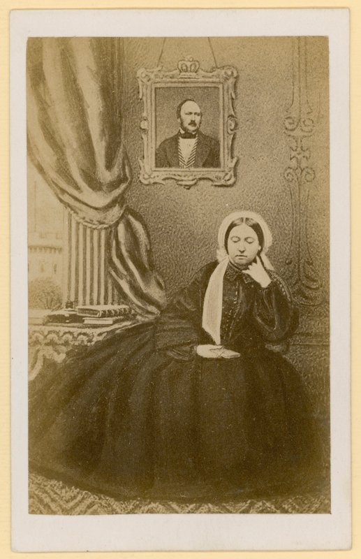 Dronning Victoria, da en enke, med et portræt af prinsgemalen bag sig (s/h-foto) af English Photographer