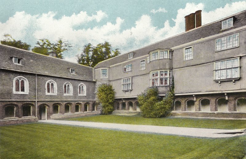 Queens College, Cloisters Court af English Photographer