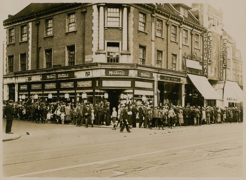 Kø til Charlie Chaplin i The Kid at The Majestic, High Street, Clapham, omkring 1921 af English Photographer