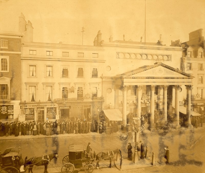 I kø på Haymarket i 1895 til den første nat i Trilby med Tree i hovedrollen af English Photographer