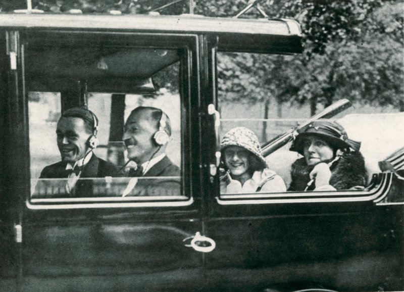 Radio på vejen, 1923 af English Photographer