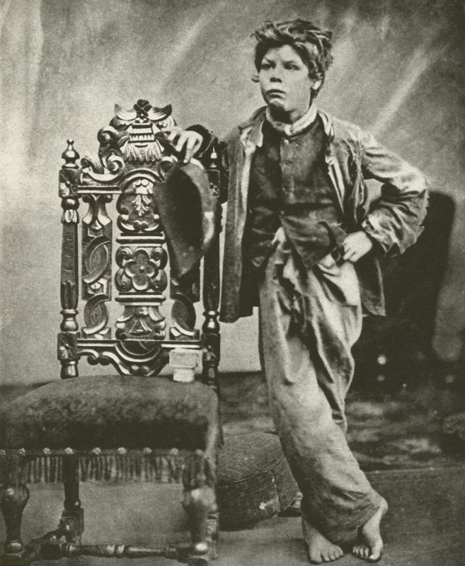 Ragged skoledreng i 1860 (s/h-billede) af English Photographer