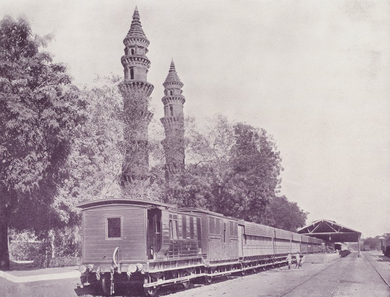 Jernbanestation og Minaretter, Ahmedabad af English Photographer