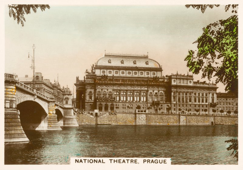 Ægte fotografier, ca. 1939: Nationalteatret, Prag (farvefoto) af English Photographer