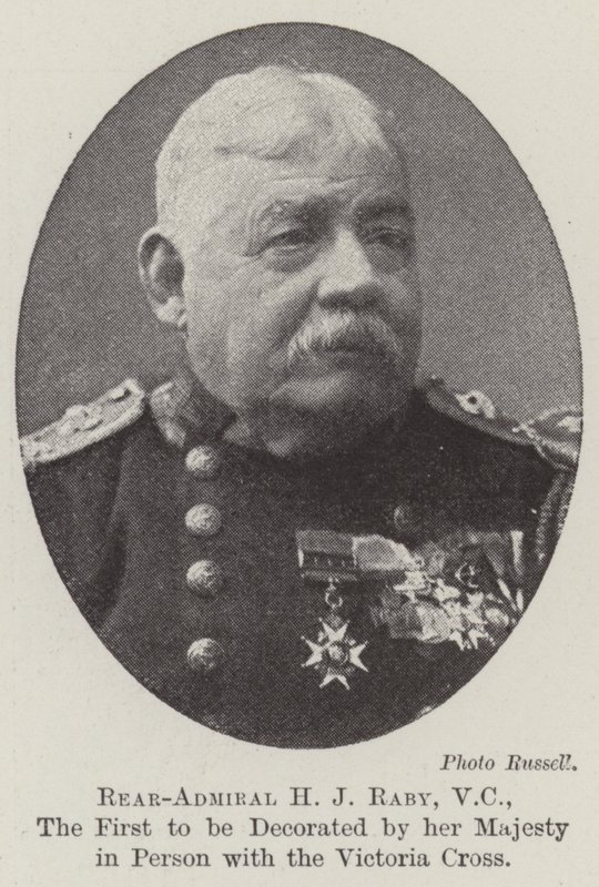 Kontreadmiral H J Raby, VC, den første, der blev dekoreret af hendes Majestæt personligt med Victoria Cross af English Photographer