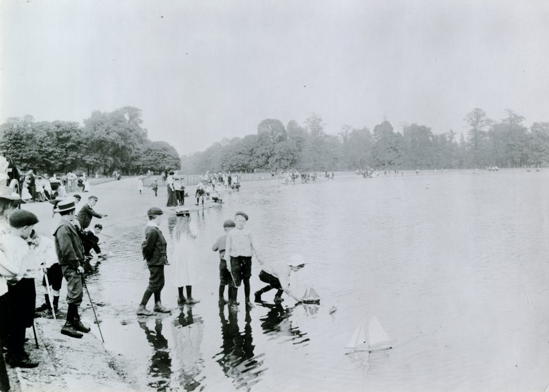 Rund dam, Kensington Gardens af English Photographer