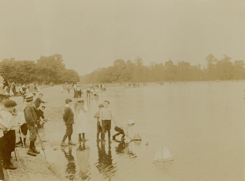 Round Pond, Kensington Gardens, London af English Photographer