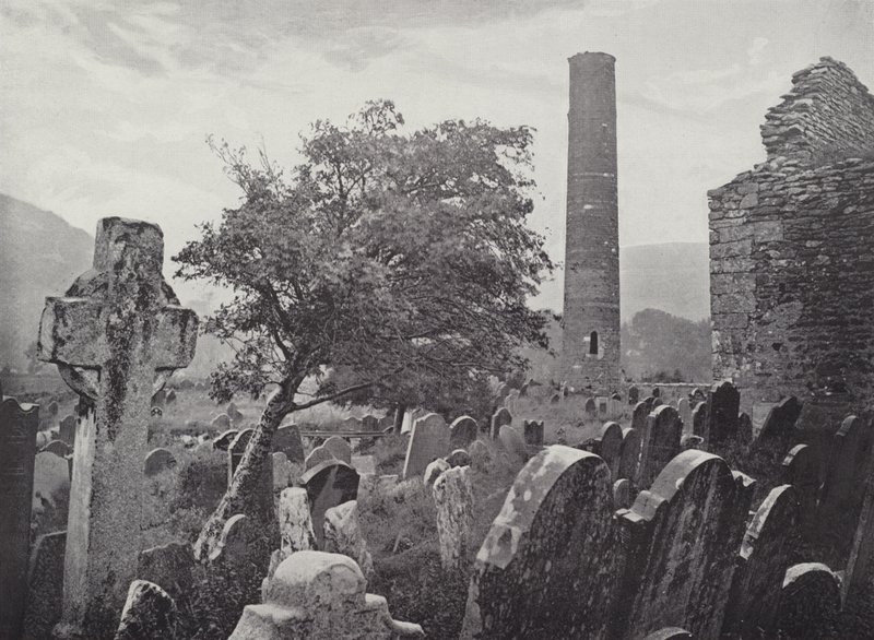 Rundetårn, St. Kevins Cross og køkken, Glendalough af English Photographer
