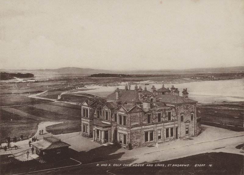 Royal and Ancient Golf Club House and Links, St. Andrews af English Photographer