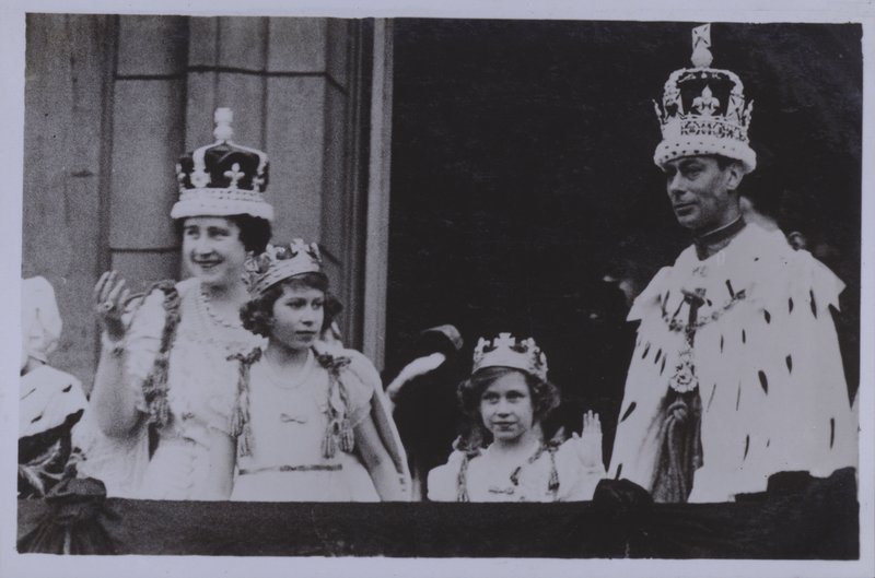 Kongelig familie, efter kroningen af kong George VI (s/h foto) af English Photographer