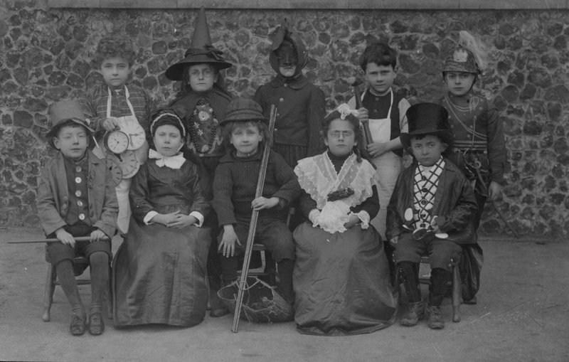 Skolebørn, Norfolk, i fancy kjole i begyndelsen af det 20. århundrede (s/h foto) af English Photographer