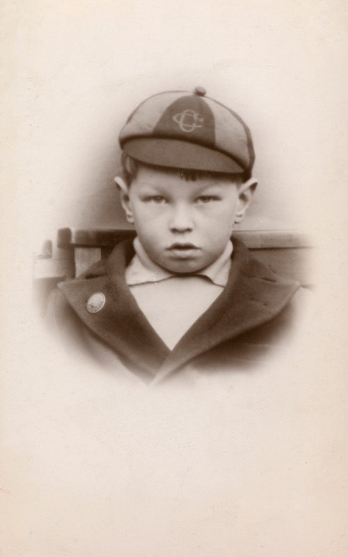Skoledreng i uniform (s/h-billede) af English Photographer