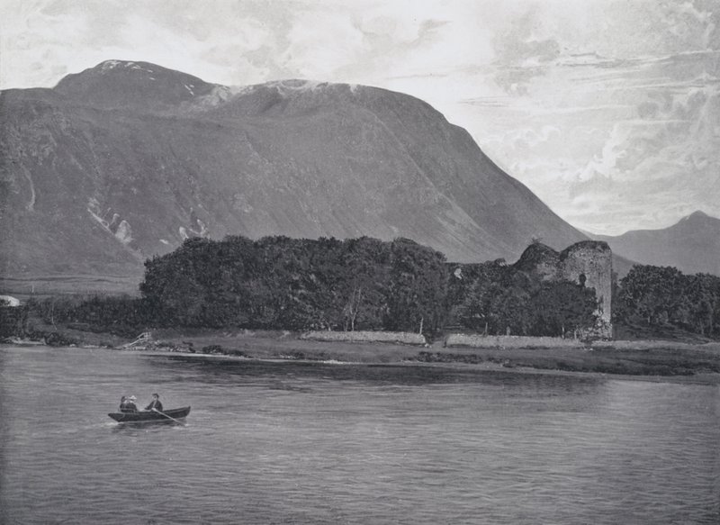 Skotland: Ruinerne af Inverlochy Castle, Ben Nevis (s/h foto) af English Photographer