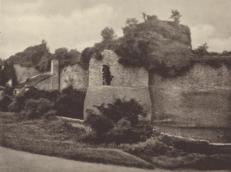 Skenfrith Castle (s/h-foto) af English Photographer