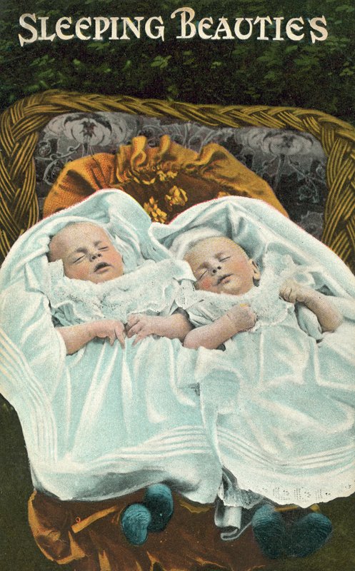 Sovende skønheder, to babyer sover (foto) af English Photographer