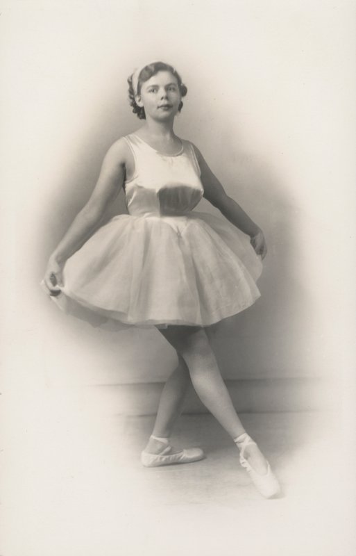 Lidt fyldig pige laver ballet (s/h-billede) af English Photographer