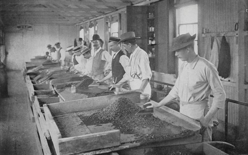 Sydafrika: Searching Tables, De Beers Diamond Mines, Kimberley (s/h foto) af English Photographer