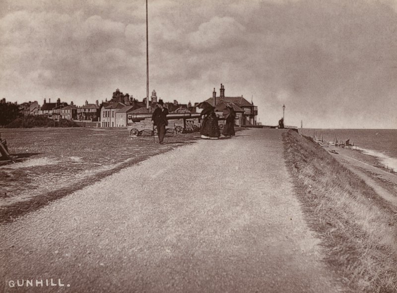Southwold: Gunhill (s/h foto) af English Photographer