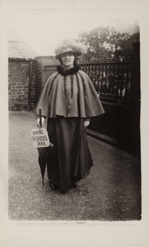 Forårsmode, 1886 af English Photographer