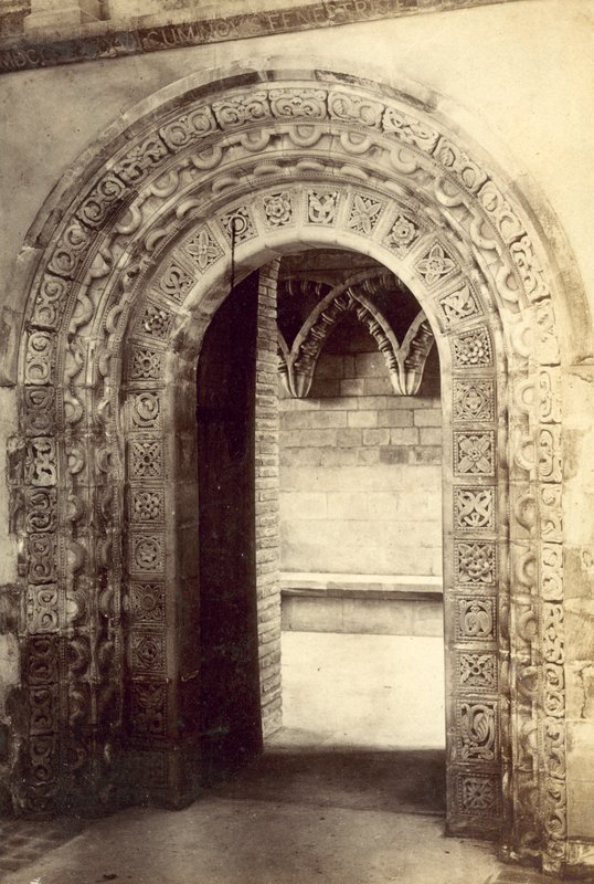 St Albans Abbey, Norman Door (s/h-billede) af English Photographer