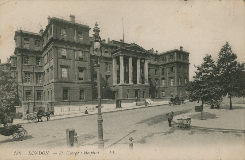 St Georges Hospital, London af English Photographer