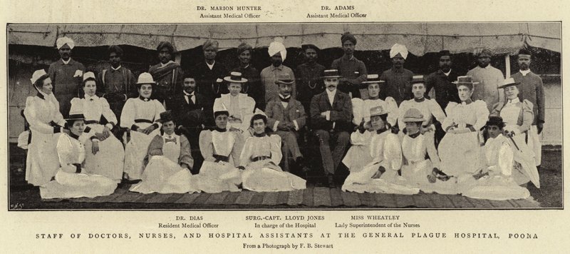 Personale af læger, sygeplejersker og hospitalsassistenter på General Plague Hospital, Poona af English Photographer