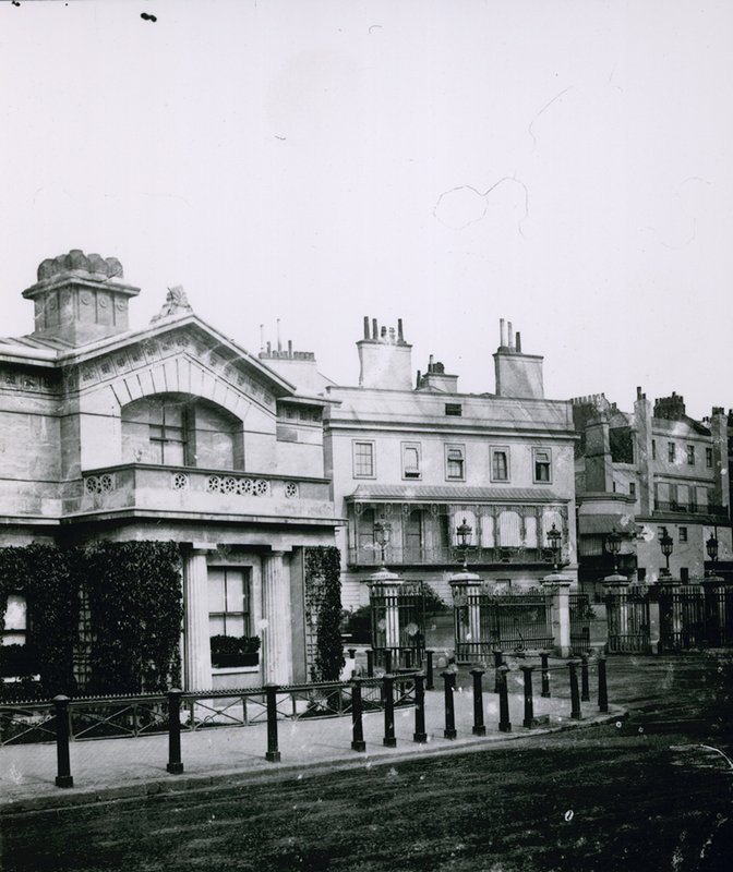 Stanhope Gate, London af English Photographer