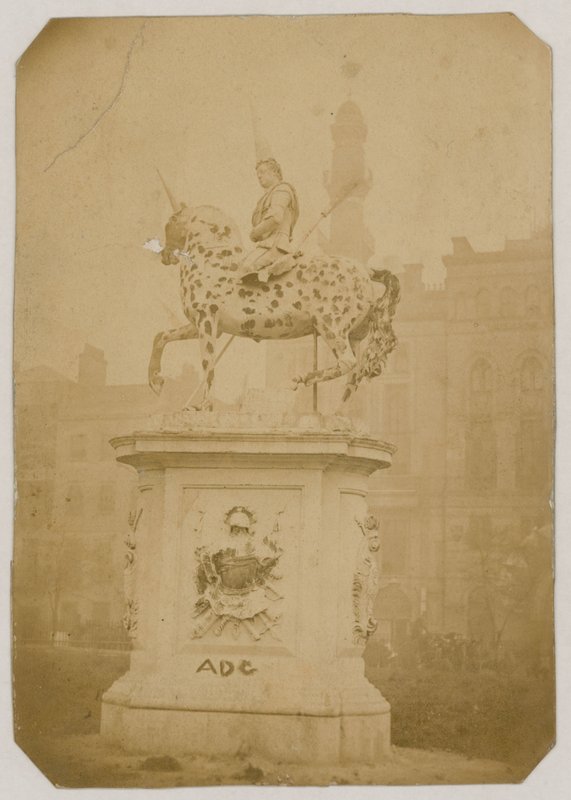 Statue af kong George I, Leicester Square, London; billede taget i 1866 af English Photographer